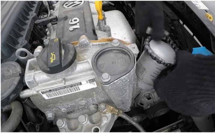 Слив и заправка охлаждающей жидкости двигателя Volkswagen Polo седан